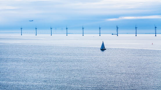 Bilden visar vindkraftverk till havs