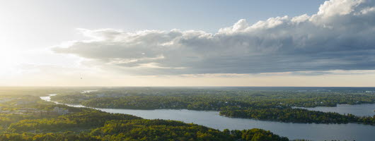 Vy &ouml;ver landskap i motljus.
